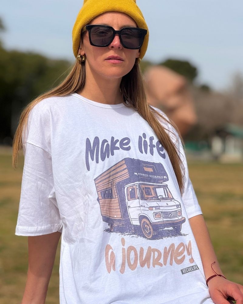 Remera modelo oversize y regular make life a journey de recuelife