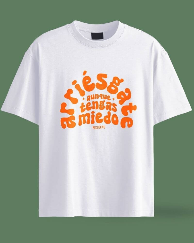 arriesgate aunque tengas miedo modelo de remera oversize y regular de recuelife