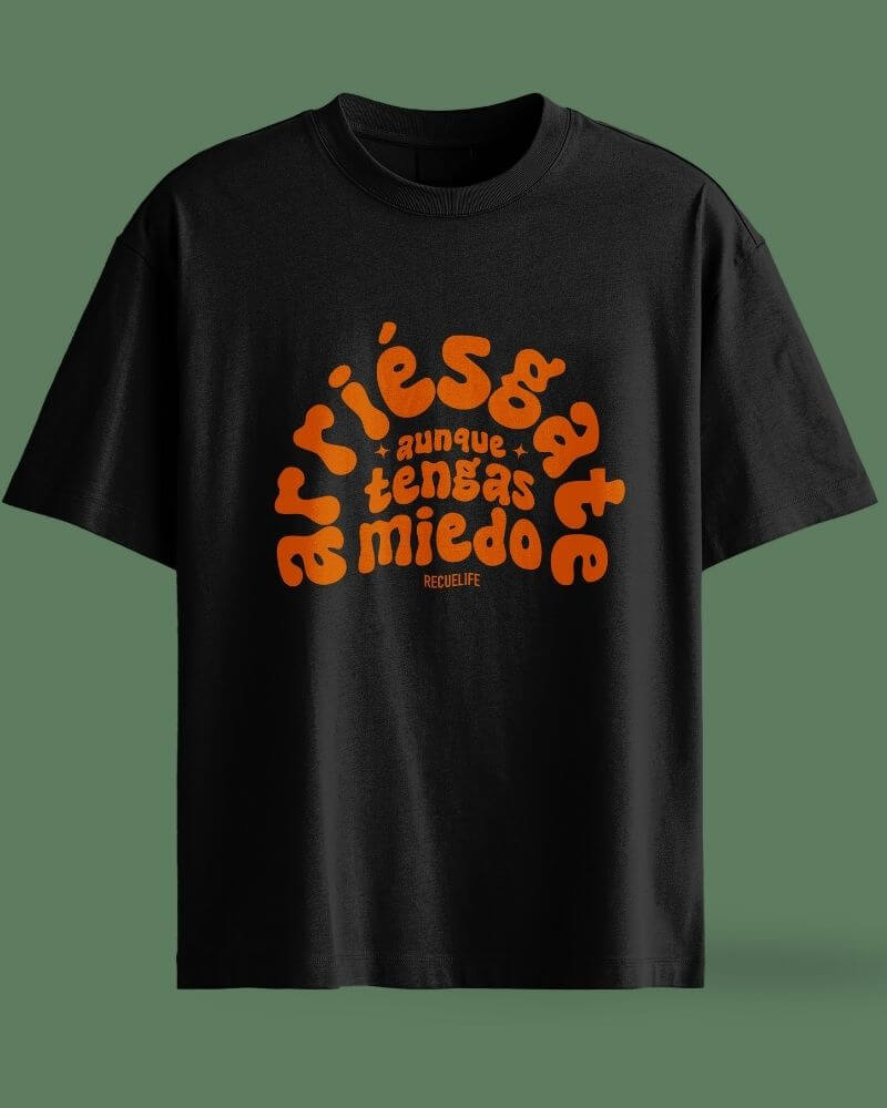 arriesgate aunque tengas miedo modelo de remera oversize y regular de recuelife