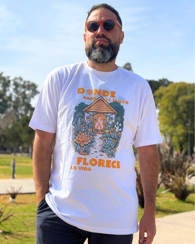 Donde arde el fuego florece la vida modelo de remera oversize y regular de recuelife