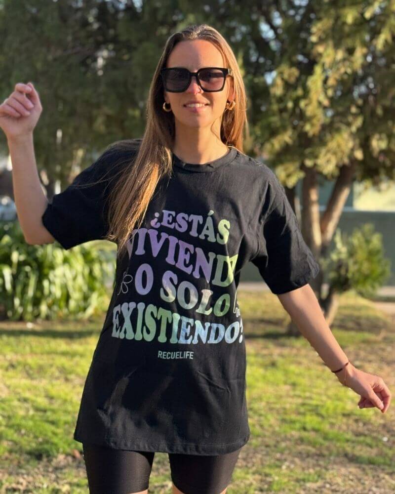 Modelo de remera estas viviendo o existiendo Recuelife
