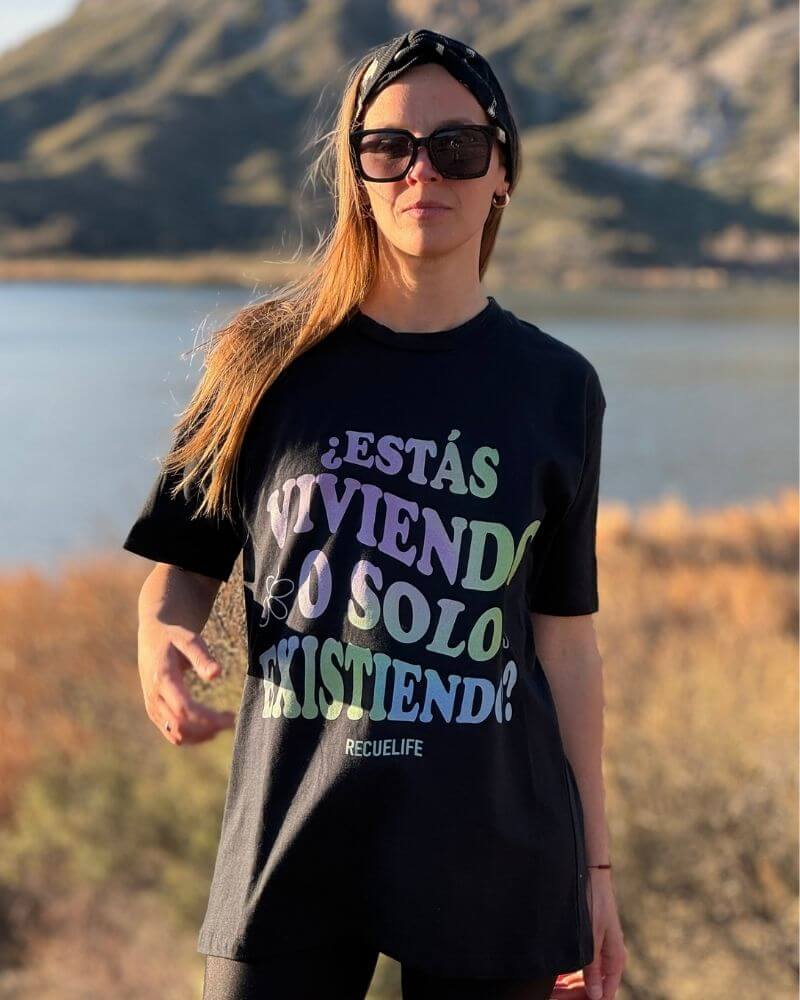 Modelo de remera estas viviendo o existiendo Recuelife
