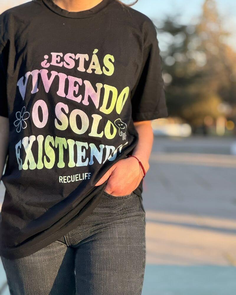 Modelo de remera estas viviendo o existiendo Recuelife