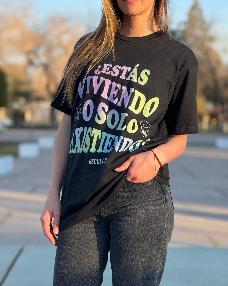 Modelo de remera estas viviendo o existiendo Recuelife